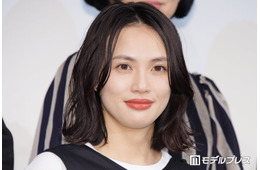 臼田あさ美、美脚際立つ白タイツコーデ披露「着こなせるのすごい」「可愛すぎ」と反響