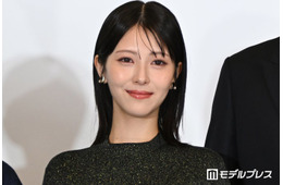 浜辺美波、ノースリワンピで色白素肌輝く 愛犬とのショットに悶絶の声「ビジュ最強すぎる」「可愛いが大渋滞」