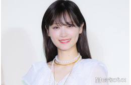 山下美月、美脚透ける純白ワンピ姿で登場 フレグランスを贈りたい相手は？