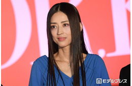 2児の母・小沢真珠「娘と水族館へ」2ショット公開「すっかりお姉さんに」「笑顔が優しくて素敵」の声