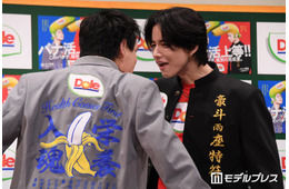 JO1佐藤景瑚＆豆原一成、学ラン姿で睨み合い 学生時代のエピソード明かす「ボタンは全部なかった」