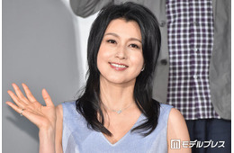 藤原紀香、膝上ミニワンピから美脚スラリ「変わらぬ美スタイル」「桜色すごく似合ってる」と反響