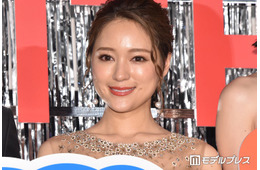 chay、ステージ上のミニスカライブ衣装姿公開「真っ直ぐで綺麗な脚」「腰の位置が高い」と反響