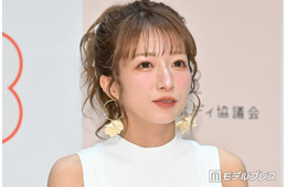 辻希美「ダラダラ春休み」子ども2人がくつろぐ自宅リビング公開「部屋が広くて夢空ちゃんがより小さく見える」「豪華なソファー」の声