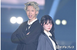 MON7A＆さくら、ジャケット×ネクタイのリンクコーデ 背中合わせに歓声上がる【超十代2026】