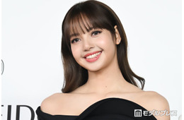 BLACKPINKリサ、両親との3ショットが話題「目元が似てる」「絵画のよう」