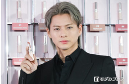 Number_i平野紫耀、華やかメイク＆黒スーツで魅力放出 新生活迎える人にメッセージも「素敵な世界が待っていると思う」【YSL LOVENUDE HOTEL】