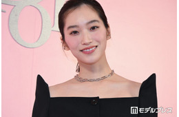 「鬼の花嫁」片岡凜、ミニワンピ×白タイツで美脚スラリ「オーラがすごい」「鮮やかな赤が似合う」と絶賛の声