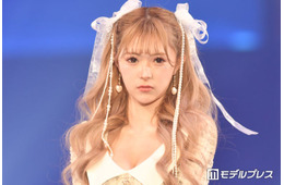 ギャルママモデル「細いのなんでだろって言われる」美脚全開のミニスカ姿に「腰の位置高い」「脚のラインが綺麗すぎる」と反響