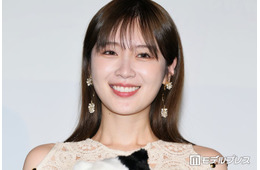 高山一実、地元帰省ショットで美ウエスト披露「可愛すぎる」「さりげない肌見せがおしゃれ」と反響