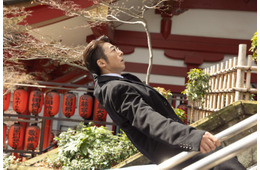 高橋一生主演「リボーン」初回、コロナ禍・安倍元首相・AKBが全盛期…現実とのリンクが話題「生きてきた過去を見ているよう」「実在人物出てきた」