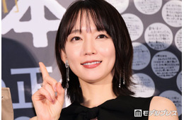 吉岡里帆、ノースリーブで素肌輝く “どんぎつね”オフショットにファン歓喜「色っぽすぎます」「世界一美しい狐さん」