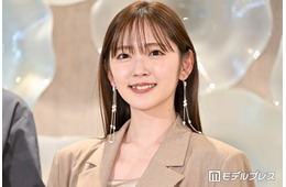 鈴木愛理、ミニ丈×ロングブーツからスラリ美脚披露「座っててもわかるスタイルの良さ」「ビジュ最強すぎる」