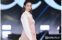 第1子妊娠中の藤井サチ、ランウェイ登場 春っぽワンピ姿【ガルアワ2026SS】