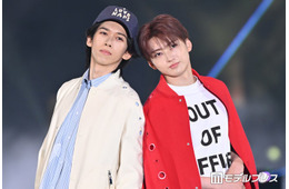 超特急リョウガ＆ユーキ、こなれファッションでペアランウェイ「見惚れた」「オーラすごい」と反響続々【ガルアワ2026SS】