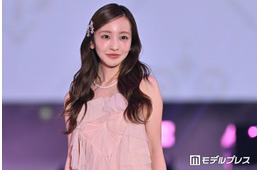 板野友美、美デコルテ透けるノースリワンピ姿 多幸感たっぷりランウェイ【ガルアワ2026SS】