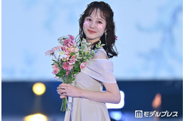 本田紗来、美肩＆美脚輝くミニ丈ワンピ姿に視線集中「透明感すごい」「理想のスタイル」【ガルアワ2026SS】