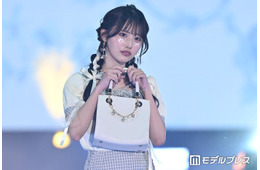 秋元康プロデュースRain Tree綾瀬ことり、大ぶりリボン着こなす甘めファッション披露「可愛すぎ」「スタイル完璧」【ガルアワ2026SS】