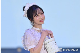AKB48小栗有以、胸元リボンがキュートな華やかワンピ着こなし お団子ヘア×シュシュで甘さ全開【ガルアワ2026SS】