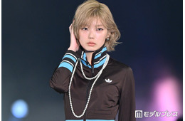 櫻坂46藤吉夏鈴、個性派コーデ着こなし パールネックレスで外す【ガルアワ2026SS】