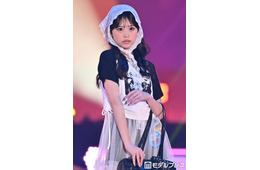 カジサック長女・梶原叶渚、ロックTシャツ×レースバブーシュカで甘辛MIXな着こなし スラリ美脚のぞく【ガルアワ2026SS】