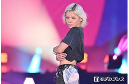 とうあ、ワンショル×ミニスカから美スタイル披露「理想の脚線美」「腹筋も綺麗」と話題【ガルアワ2026SS】