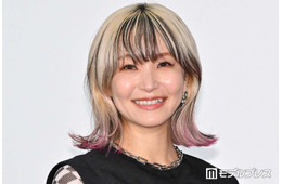 LiSA、ほっそり美脚輝くタイツ姿に反響「スタイルめちゃくちゃいい」「着こなしのセンス良すぎ」