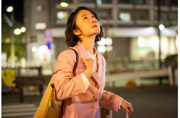 【銀河の一票 第1話】与党幹事長の娘・茉莉（黒木華）、秘書をクビに スナックママ・あかり（野呂佳代）と出会う