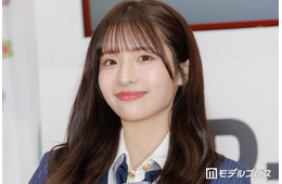 AKB48メンバー、美脚際立つミニスカコーデ「ガルアワ」オフショットに絶賛の声「スタイルレベチ」「さすがの着こなし」