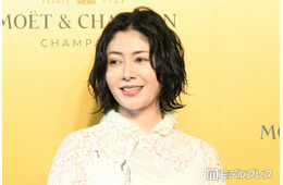 真木よう子「母とはなんぞや…」顔に0歳娘の脚乗るショット公開「むちむちあんよが可愛い」「赤ちゃんあるある」と話題