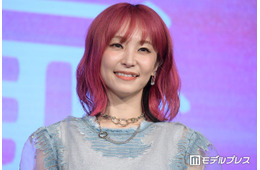 LiSA、苺モチーフのミニ丈衣装×ニーハイソックスで美脚スラリ「脚めっちゃ綺麗」「苺の妖精みたい」の声