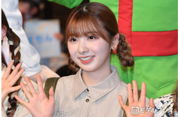 NiziUミイヒ、韓国の街中散歩ショット公開「ビジュ強すぎ」「遭遇したい」の声