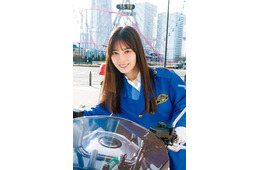 日向坂46小坂菜緒、白バイ隊員姿で劇場版コナンの聖地巡礼「週刊少年サンデー」表紙登場