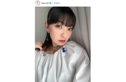 MAX・MINA、ニーハイブーツから美脚チラリ「スタイル良すぎ」「脚長い」の声