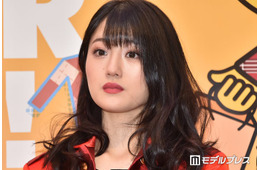 “可愛すぎる新喜劇女優”小寺真理、美脚際立つミニスカデニムコーデ公開「ため息の出る可愛さ」「破壊力すごい」と反響
