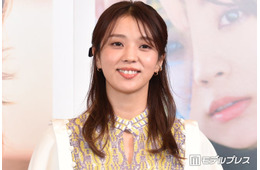 元櫻坂46小林由依、美脚際立つ膝丈スカートコーデに反響「膝下真っ直ぐで綺麗すぎる」「清楚で大人っぽい雰囲気が素敵」