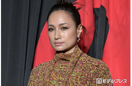 2児の母・佐田真由美、美脚際立つミニ丈コーデ披露「おしゃれすぎる」「大人の魅力」の声