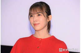 日向坂46森本茉莉、膝上丈スカートから美脚スラリ「色白で綺麗」「天使」と絶賛の声