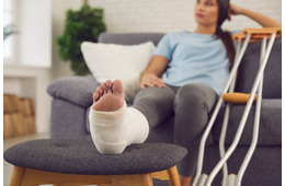 酒乱夫に骨折させられたまま出産、勝手に自宅解約。壮絶な離婚後、DV前夫からの養育費6万円の振込が停止！ どうしたら支払ってもらえる？【行政書士が解説】