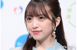 AKB48卒業の向井地美音、美脚のぞく変形スカート衣装ショット公開「すごく似合ってて可愛い」「曲聴くたびに泣いちゃいそう」の声