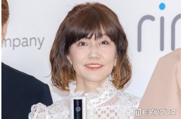 松本伊代、AKB48ミニスカ衣装から美脚スラリ「現役アイドルみたい」「似合ってて可愛すぎる」の声