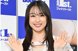 桜井日奈子、ウエディングドレス姿披露 ドラマオフショットに「言葉失う美しさ」「デコルテ綺麗すぎ」の声