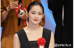人気女優、“衝撃”眉毛全剃りショット公開「覚悟がすごい」「ギャップ」