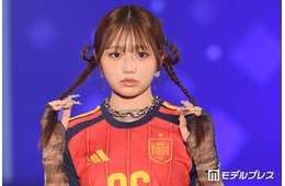 辻ちゃん長女・希空、サッカーユニ×デニムミニスカで美脚スラリ「三つ編みヘアが可愛すぎる」「さすがの着こなし」と反響【サツコレ2026S/S】