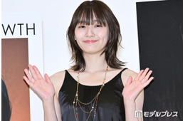 浅川梨奈、ミニスカ私服から美脚スラリ「色白で綺麗」「着こなしがおしゃれ」の声