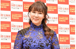 浅野ゆう子、美脚映える衣装姿に熱視線「オーラすごい」「美しすぎる」