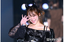 登録者数90万超美人YouTuber、胸元ざっくりトップス姿に視線集中「シンプルな服でも映える」「メリハリボディ」の声