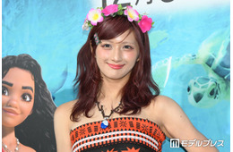 しなこ、美脚のぞく迷彩×ドットコーデ披露「さすがの着こなし」「甘辛ミックスで可愛い」と絶賛の声