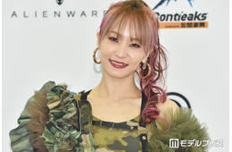 LiSA、片脚網タイツの真紅ミニ丈衣装で圧巻美脚披露「かっこよくて可愛い」「パワフルで輝いてる」と反響