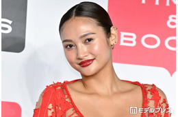 “驚異の10頭身”モデル・香川沙耶、夫とのウエディングフォト公開 純白ドレス姿に「美しすぎて言葉失う」「映画のワンシーンみたい」と反響